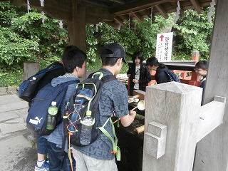 手水舎でお清めしました 神社にて
