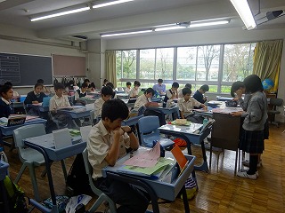 研修委員による各クラスでの説明