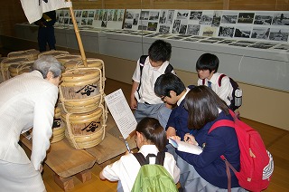 歴代のしょうゆのマークが印象的でした 展示棟