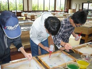 色付けが難しい! 紙漉き