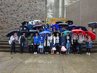 雨の自然史博物館にて記念写真 自然史博物館