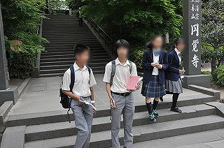 門の前にて 門の前にて