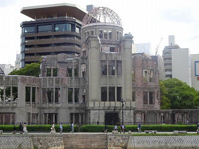 原爆ドーム前での研修