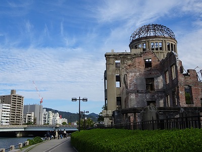 原爆ドーム前での研修