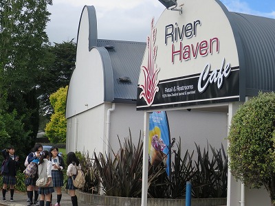 学校へ向かう途中で休憩