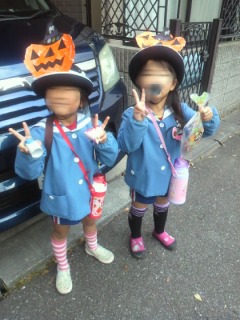 幼稚園の頃のハロウィン行事の後の幼馴染との写真