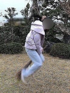 ほうきに乗って空を飛ぼうとしているいる写真