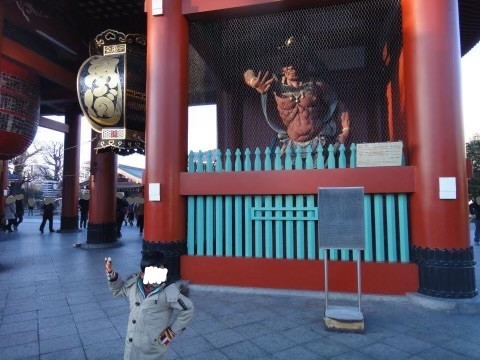 雷門前で可愛らしくポーズする男の子の写真、タイトル少年時代
