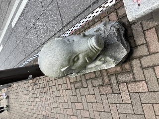 イノシシの石像の写真