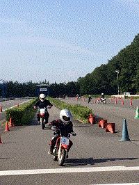 バイクに乗っている画像です。