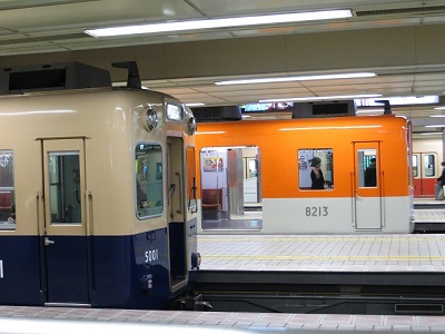 阪神梅田駅での並び。