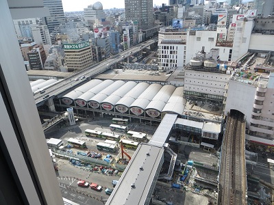渋谷ヒカリエの9階よりかまぼこ駅舎