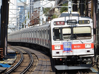 同じ場所より、2013年3月の渋谷駅移転で東横線から姿を消した東急9000系(ヘッドマーク付、9001編成。)