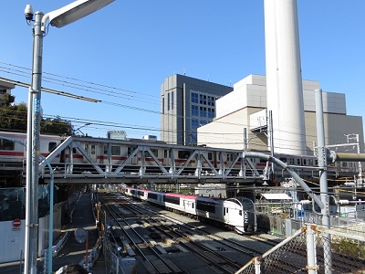 東急5050系とJR東日本E259系(成田エクスプレス)