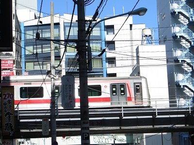 渋谷界隈の高架線を走る東急5050系。