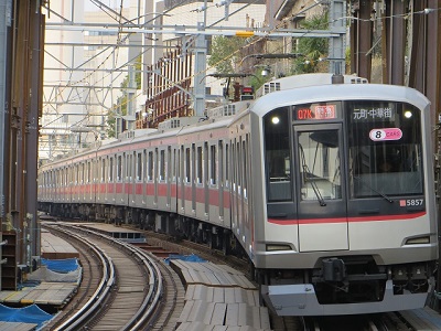 代官山下りホーム渋谷寄り（旧線）より東急5050系（8両）