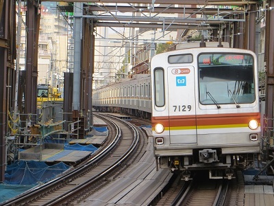 同じ場所より東京メトロ7000系。