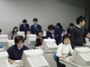 パソコンに取り組む保護者