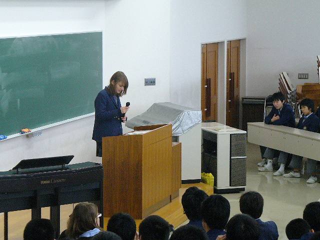 発表するドイツからの留学生