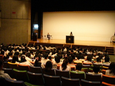 An explanatory meeting for the school trip to New Zealand