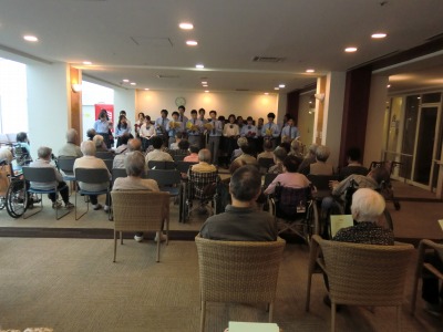 Chorus club went to Makuharikan to cheer up the members of elderly people