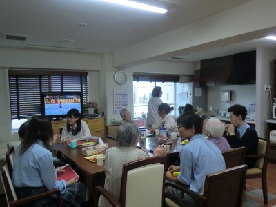 Chorus club went to Makuharikan to cheer up the members of elderly people