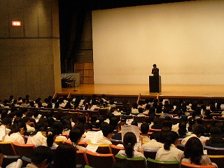 An explanatory meeting for the school trip to New Zealand