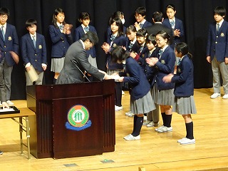 今学期活躍した生徒の表彰伝達(中学)