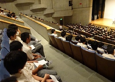 熱心に聞き入る生徒