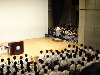 吹奏楽部伴奏による校歌斉唱